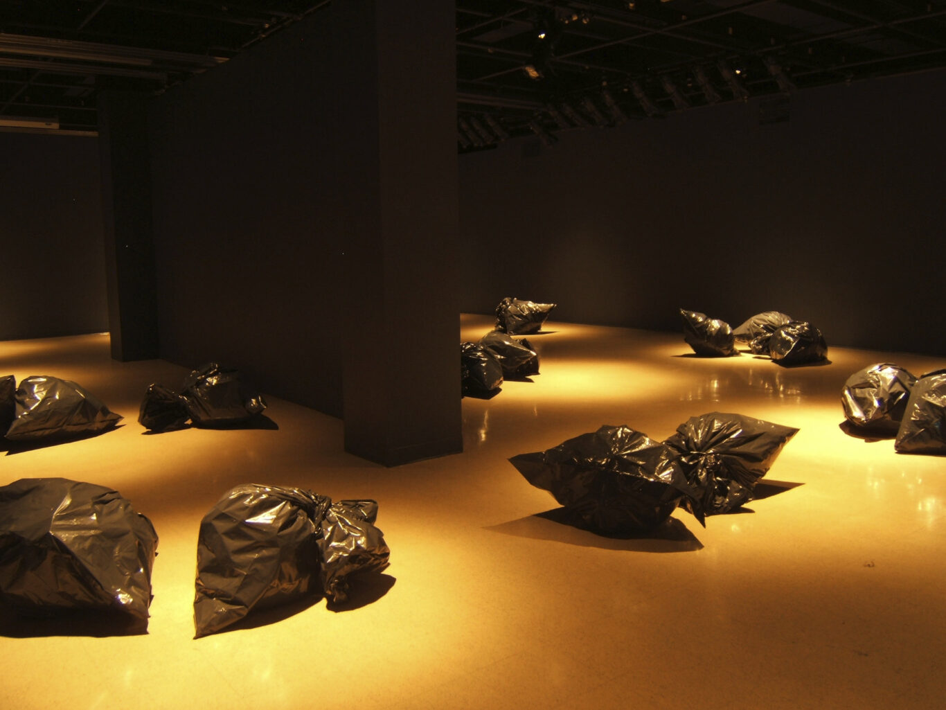 01 Au pied du mur 2008 Nathalie Levasseur Artiste