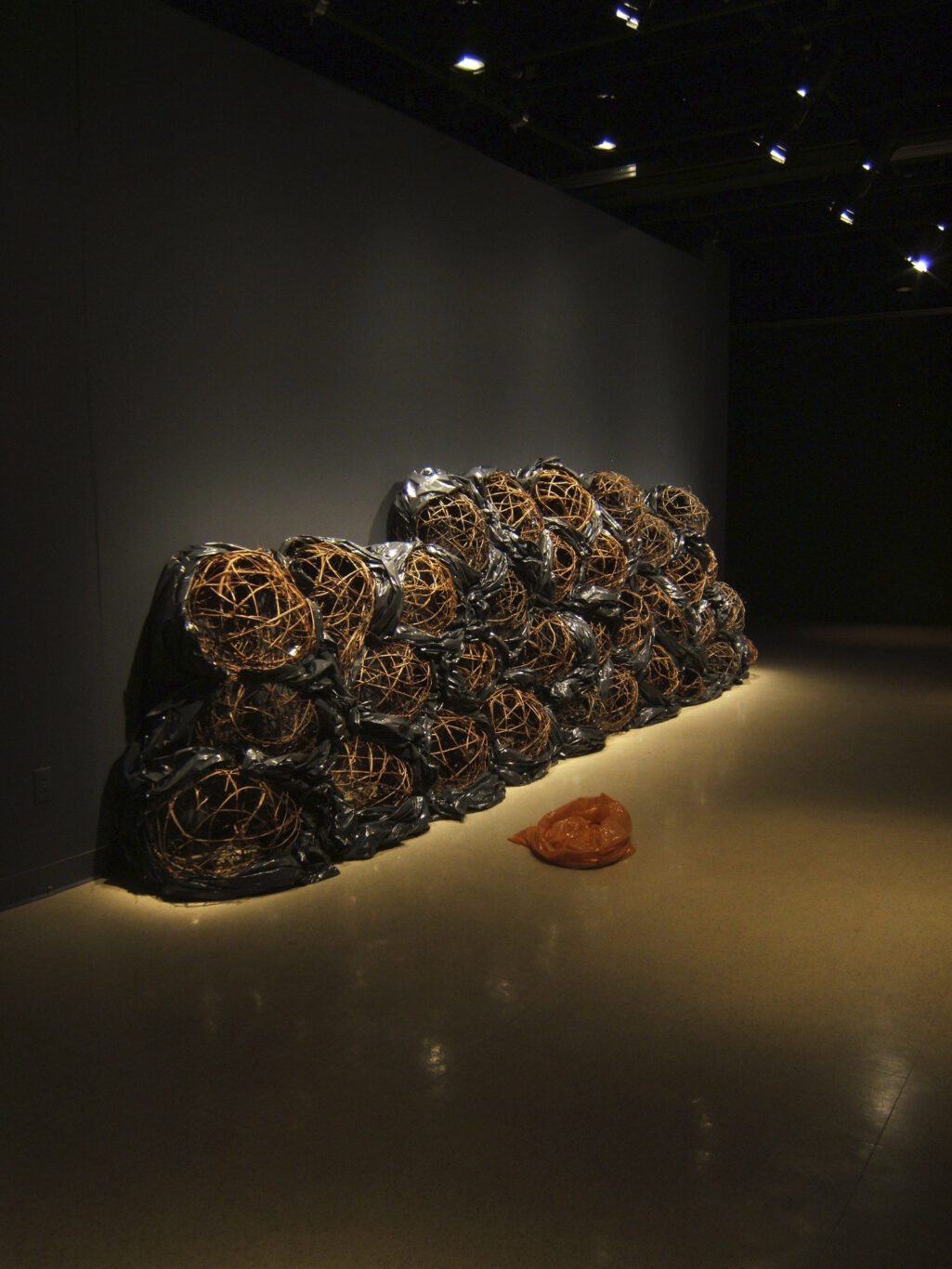 05 Au pied du mur 2008 Nathalie Levasseur Artiste