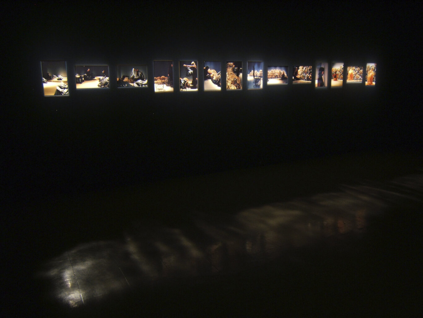 08 Au pied du mur 2008 Nathalie Levasseur Artiste