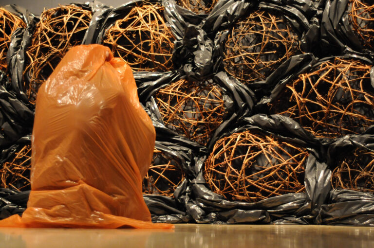 12 Perfo Au pied du mur 2008 Nathalie Levasseur artiste